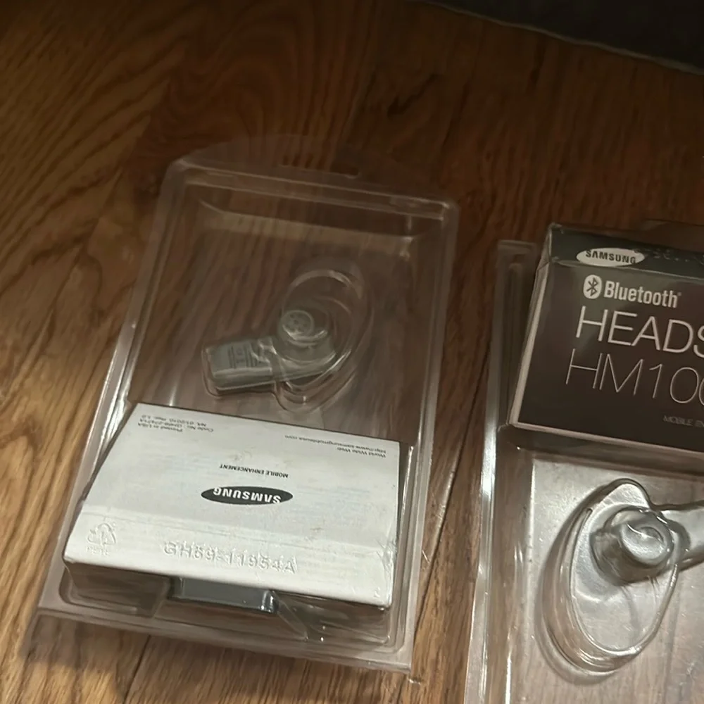 Samsung White Wireless Headset for Seamless Connectivity